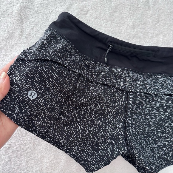 Lululemon Speed Short 4-way Stretch 2.5" Daisy Dust Alpine White Black Size 2 - Picture 9 of 13
